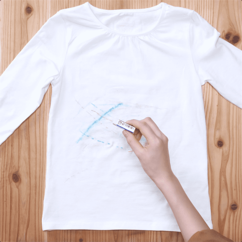 1. 汚れの部分を消しゴムで服が伸びない程度にこする